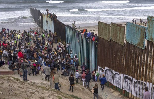 Gobierno de Biden busca residencia permanente para familias separadas por Trump