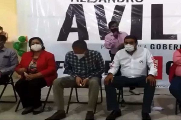 En pleno evento, exsecretario de Oaxaca se cambia los zapatos de pie #VIDEO