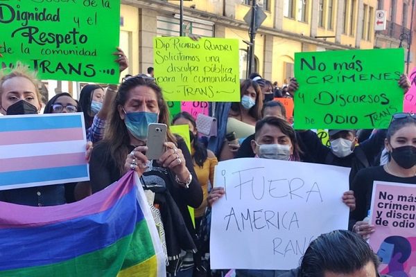 Comunidad trans se manifiesta en Congreso CDMX por comentarios de odio