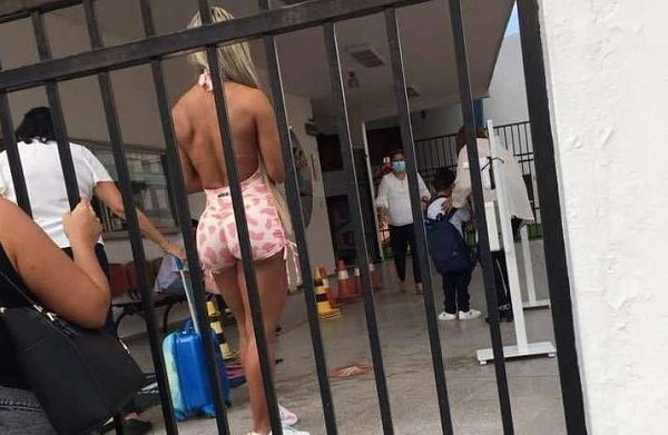 Critican a modelo fitness por su forma de vestir cuando acude a la escuela por su hijo