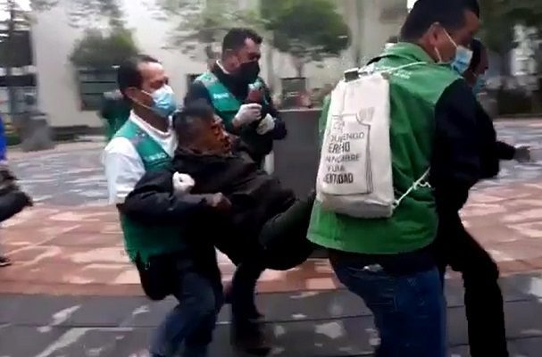 Captan en #VIDEO a trabajadores de Sibiso "levantando" a personas en situación de calle