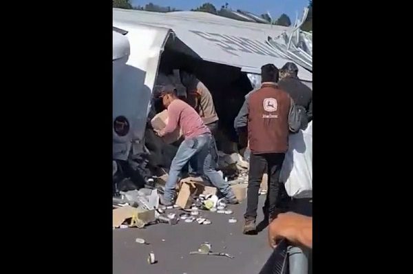 Pobladores ignoran a conductor herido y rapiñan tráiler en Veracruz #VIDEO
