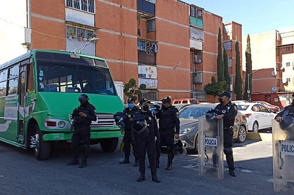 Desalojan departamentos "invadidos" en unidad habitacional de Iztapalapa