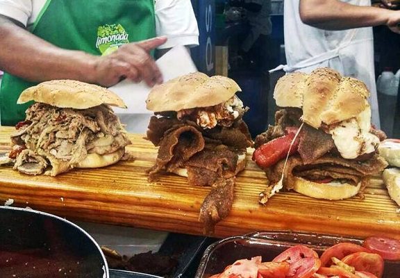 Pagan 3 mil pesos en reto por comerse una torta cubana en CDMX