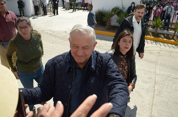 AMLO es recibido en Cuautepec entre gritos, abrazos, besos y firmas de su libro