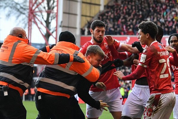 Aficionado invade cancha para golpear jugadores de Nottingham Forest #VIDEO