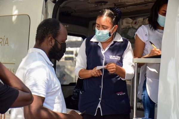 Migrantes en Tapachula inician huelga de hambre por expedición visas