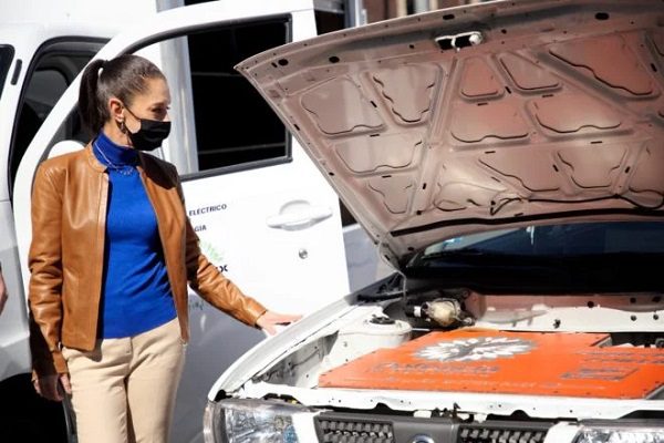 Sheinbaum hace demostración de modelo de Tsuru eléctrico creado por la UNAM
