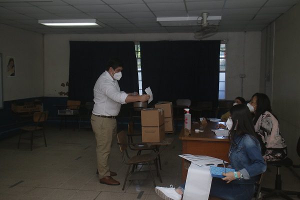 Con 25 candidatos, inician elecciones presidenciales en Costa Rica