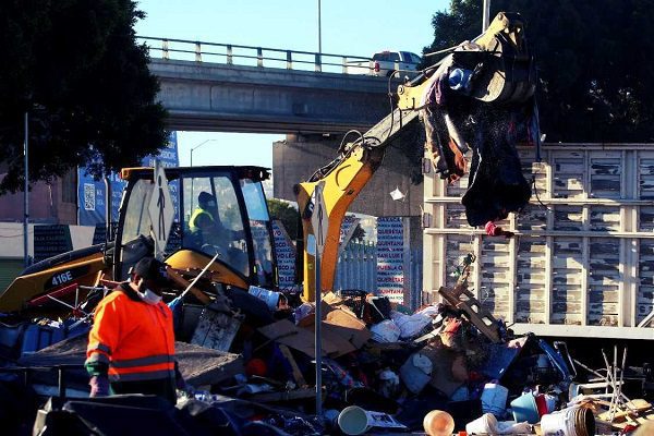 Desalojan a cientos de migrantes de campamento improvisado en garita de Tijuana