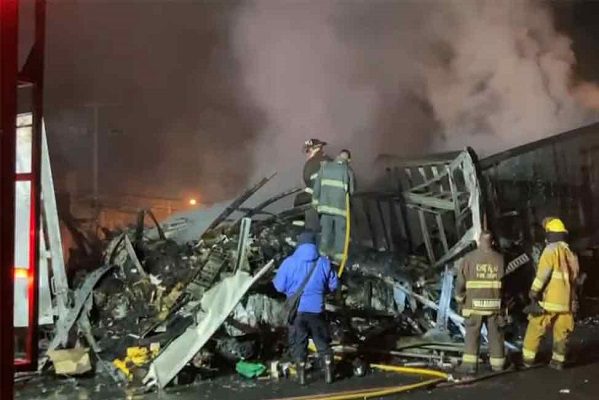 Tráiler se incendia tras choque en Circuito Exterior Mexiquense #VIDEOS