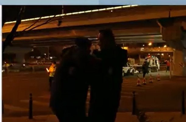 Arrestan a periodista holandés durante transmisión en Beijing 2022 #VIDEO