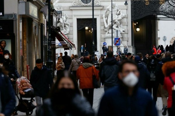 Austria establece vacunación obligatoria, con multas de hasta 3 mil euros