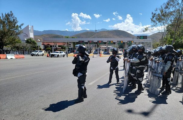 Normalistas de Ayotzinapa intentan tomar caseta de Palo Blanco, en Autopista del Sol