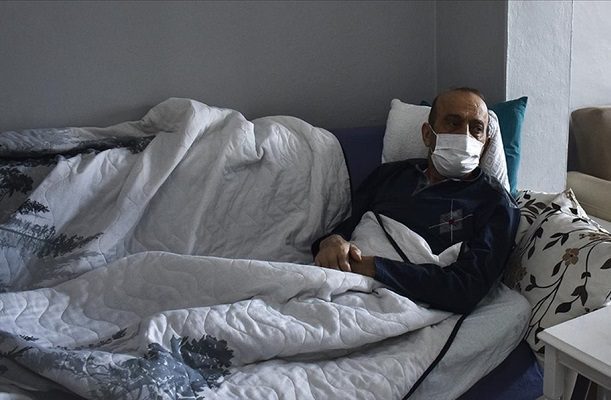 Hombre lleva 14 meses aislado tras dar 78 veces positivo a Covid-19, en Turquía