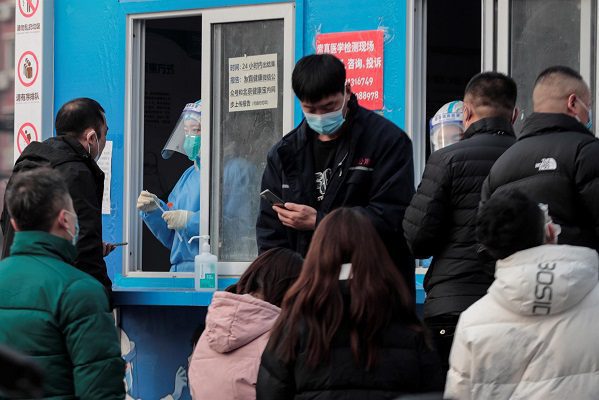 China pone en cuarentena a ciudad por 70 casos de covid-19