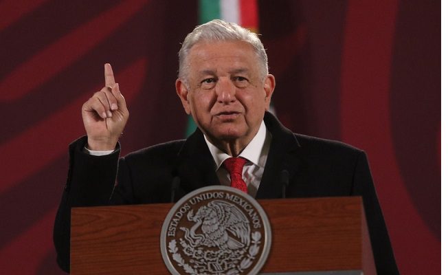 AMLO se compromete a revisar altos sueldos de embajadores y cónsules