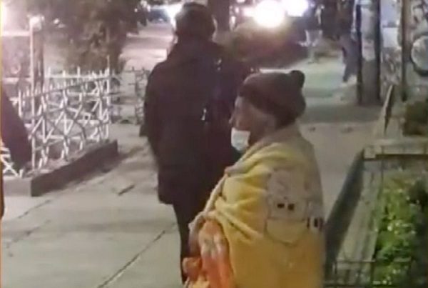 Abuelita duerme junto a un cajero a la espera de su hijo