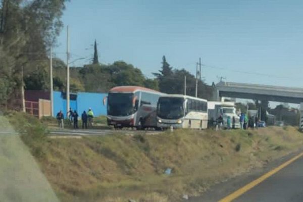 Normalistas secuestran autobuses en carretera Morelia-Pátzcuaro