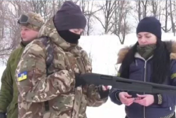 Mujeres ucranianas reciben cursos de autodefensa ante posible invasión rusa
