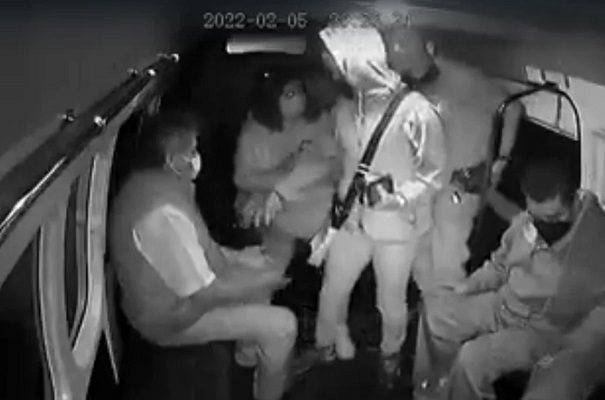 Pareja asalta violentamente combi en Tultepec, Edomex #VIDEO