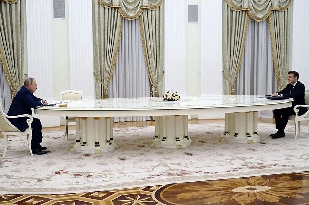 Macron pide a Putin encontrar una respuesta para evitar guerra con Ucrania