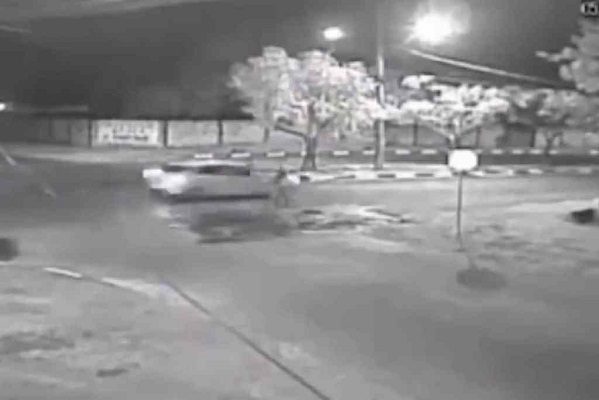 Conductor arrolla a ciclista; compañero se salva, en Brasil #VIDEO