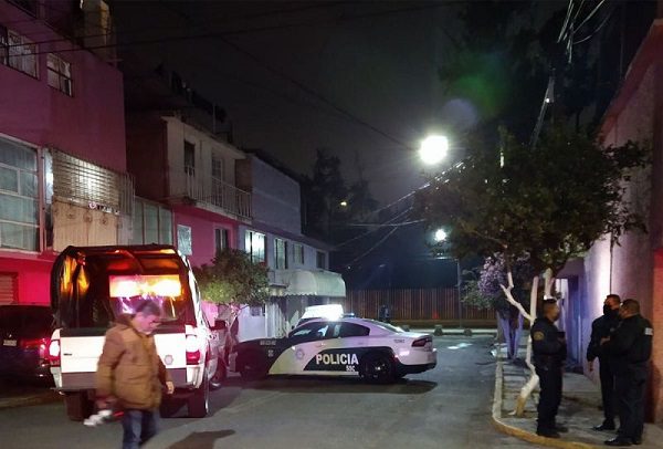 Vecinos descubren a mujer colgada de un árbol, en Iztapalapa