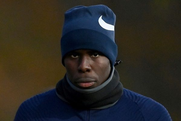 Kurt Zouma, jugador del West Ham, es grabado pateando a su gato