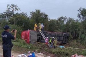Arrestan a dos choferes por volcadura en la Mérida-Cancún que dejó 8 muertos