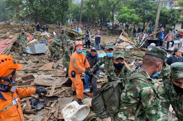 Suman 15 muertos y 35 heridos en deslave que sepultó casas en Colombia