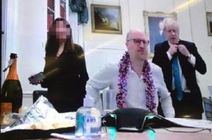 Difunden foto de Boris Johnson en “evento social” durante plena pandemia