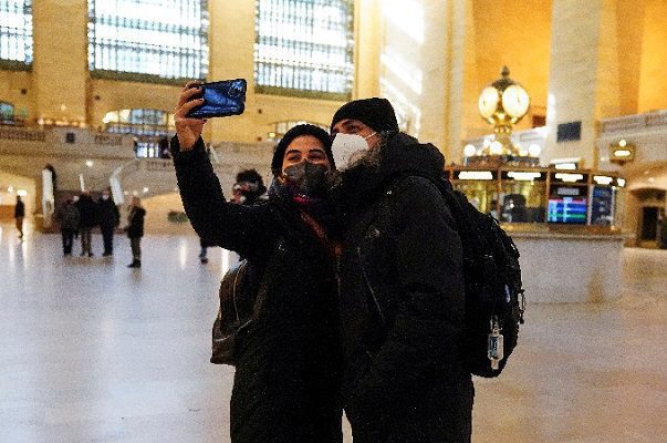 Nueva York elimina el uso cubrebocas obligatorio en espacios cerrados