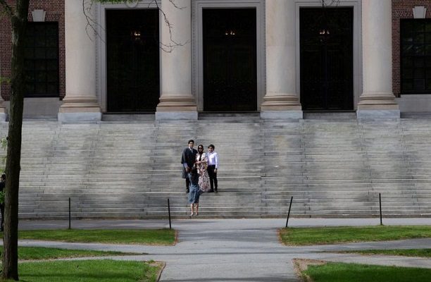 Alumnas de Harvard demandan a la universidad por ignorar denuncias de abuso