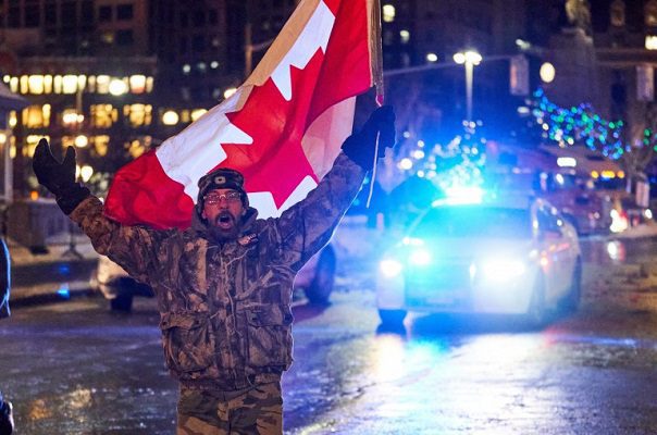 Trudeau advierte que protestas en un cruce fronterizo con EU amenazan la economía