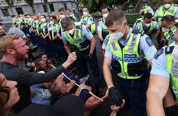 Nueva Zelanda detiene a manifestantes en contra de las restricciones covid #VIDEO