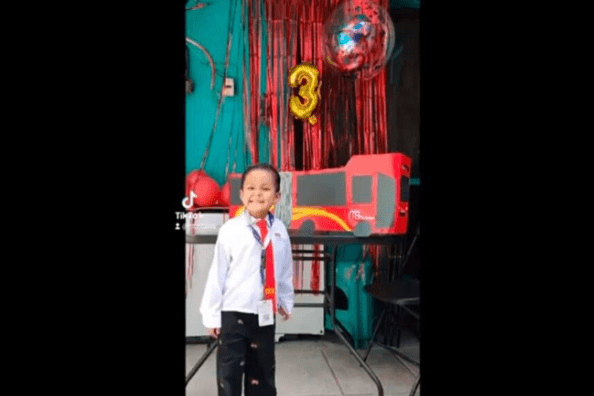 Niño celebra su cumpleaños con temática del Metrobús CDMX #VIDEO