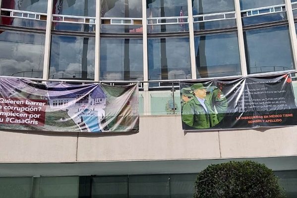 Guerra de mantas en el Senado entre Morena y el PAN