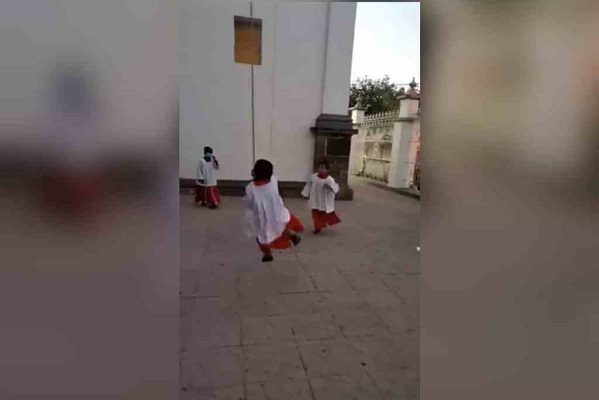 #VIDEO de monaguillos tocando campana a "carreritas" en Colima se hace viral