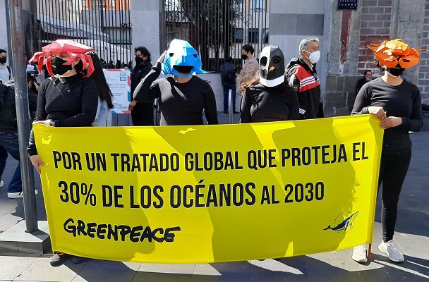 Activistas de Greenpeace protestan frente a SRE por Tratado Global de Océanos