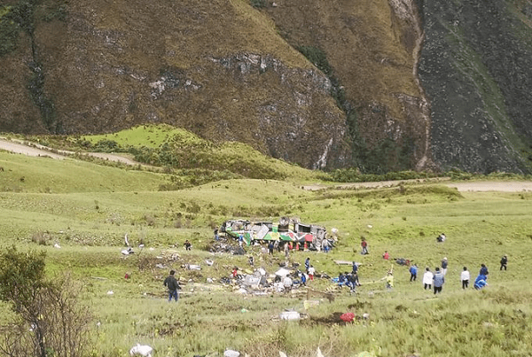 Al menos 20 muertos y 30 heridos tras desplome de autobús en Perú #VIDEOS