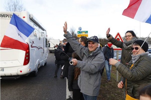 Despliegan operativo por manifestaciones contra las restricciones Covid en París
