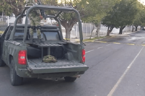 Abandonan vehículo con cuerpos afuera de la Universidad de Colima