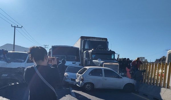 Al menos 12 heridos por choque múltiple en la autopista México-Puebla #VIDEOS
