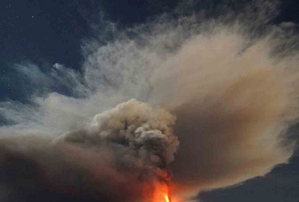 Así se vio la erupción del volcán Etna en Sicilia #VIDEOS