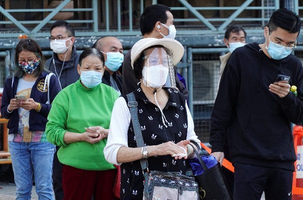 Hospitales de Hong Kong están "casi al límite" por contagios de Covid-19