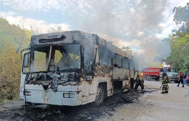 Se incendia autobús con trabajadores en Zona Hotelera de Cancún #VIDEO