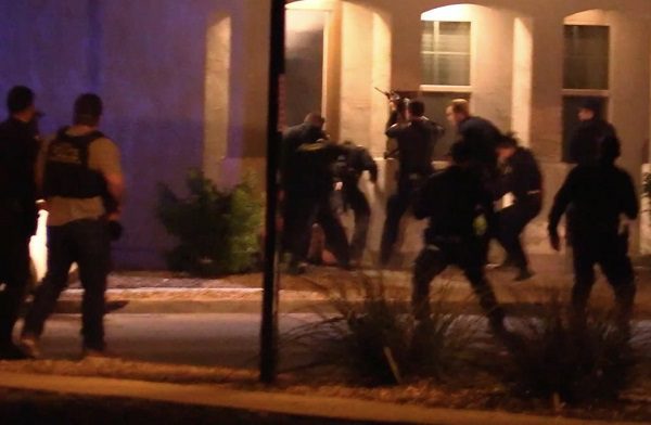 Nueve policías de Phoenix son baleados durante rescata de un bebé