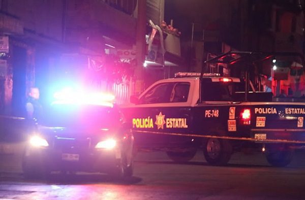 Pobladores enfrentan y capturan a huachigaseros armados, en Puebla