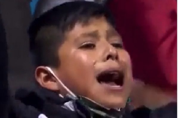Conmueve niño aficionado del Puebla por llorar en pleno partido #VIDEO